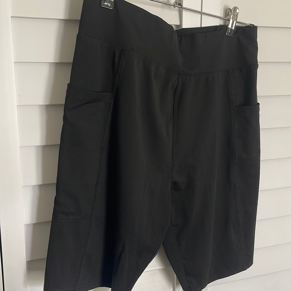NWOT workout bike shorts with pockets.